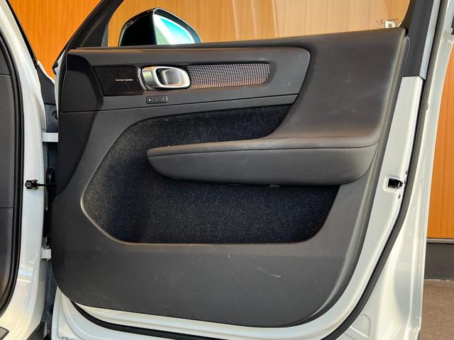 XC40 B4 AWD Rデザイン ACC LKA BLIS harman/kardon 純正ナビTV全方位カメラ 黒半革 シートヒーター パワーシート LEDヘッドライト 19インチAW パワーバックドア ETC ドラレコ 1オーナー(50枚目)