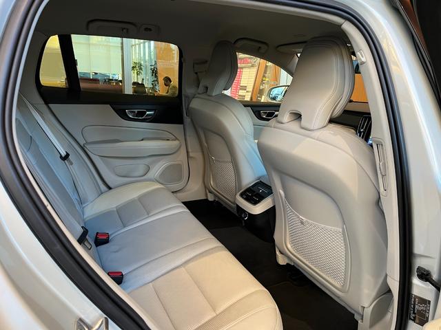 V60 クロスカントリー T5 AWD プロ harman/kardon HUD 純正ナビ TV 全方位カメラ 白革 エアシート シートヒーター パワーシート LEDヘッドライト 19インチAW パワーバックドア 液晶メーター ワンオーナー(8枚目)