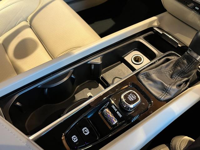 V60 クロスカントリー T5 AWD プロ harman/kardon HUD 純正ナビ TV 全方位カメラ 白革 エアシート シートヒーター パワーシート LEDヘッドライト 19インチAW パワーバックドア 液晶メーター ワンオーナー(23枚目)