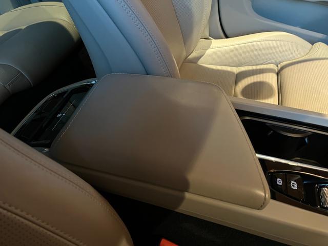 V60 クロスカントリー T5 AWD プロ harman/kardon HUD 純正ナビ TV 全方位カメラ 白革 エアシート シートヒーター パワーシート LEDヘッドライト 19インチAW パワーバックドア 液晶メーター ワンオーナー(24枚目)