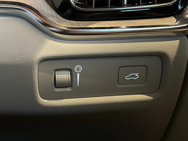 V60 クロスカントリー T5 AWD プロ harman/kardon HUD 純正ナビ TV 全方位カメラ 白革 エアシート シートヒーター パワーシート LEDヘッドライト 19インチAW パワーバックドア 液晶メーター ワンオーナー(34枚目)