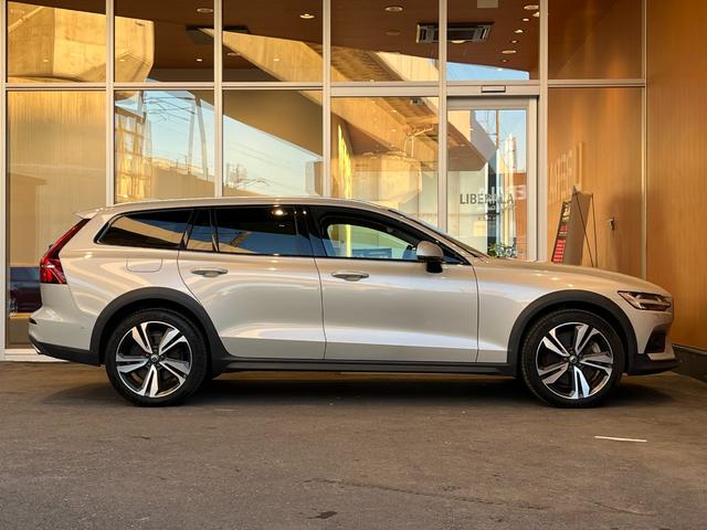 V60 クロスカントリー T5 AWD プロ harman/kardon HUD 純正ナビ TV 全方位カメラ 白革 エアシート シートヒーター パワーシート LEDヘッドライト 19インチAW パワーバックドア 液晶メーター ワンオーナー(65枚目)