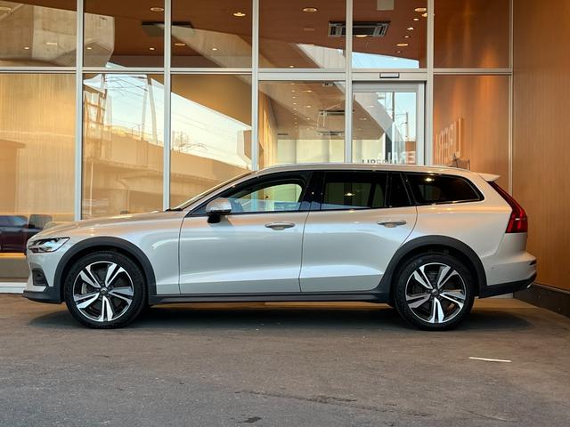 V60 クロスカントリー T5 AWD プロ harman/kardon HUD 純正ナビ TV 全方位カメラ 白革 エアシート シートヒーター パワーシート LEDヘッドライト 19インチAW パワーバックドア 液晶メーター ワンオーナー(66枚目)