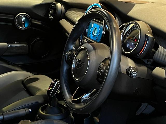 ＬＩＢＥＲＡＬＡではガリバーグループのネットワークを駆使し、全国から選りすぐりのプレミアムカーだけをご用意してお客様のご来店をお待ちしております。