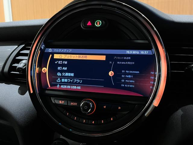 特別なクルマを選ぶための贅沢な空間をご用意。ゆったりと落ち着いた空間でコーヒーを飲みながら車選びをお楽しみください。