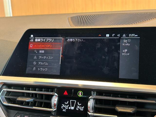 特別なクルマを選ぶための贅沢な空間をご用意。ゆったりと落ち着いた空間でコーヒーを飲みながら車選びをお楽しみください。