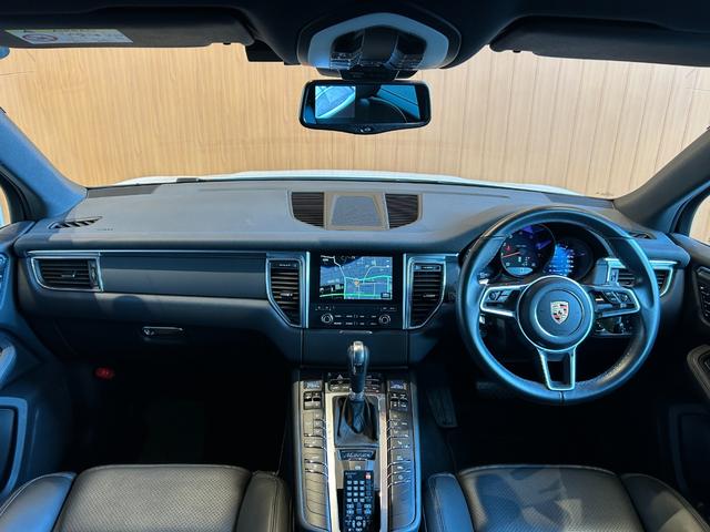 マカン マカン　ＰＡＳＭ　ＬＫＡ　純正ナビ　ＴＶ　バック／サイドカメラ　黒革　１４ＷＡＹパワーシート　シートヒーター　パワーバックドア　１８インチＡＷ　センターカラークレスト　キセノンライト　オートエアコン　ＥＴＣ（4枚目）