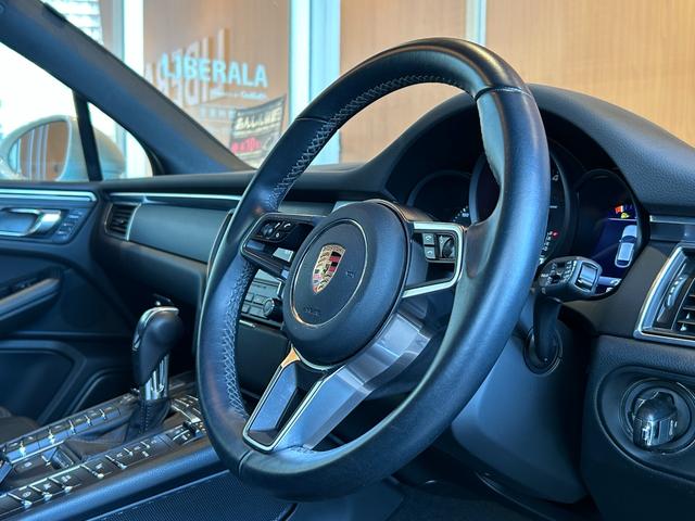 マカン マカン　ＰＡＳＭ　ＬＫＡ　純正ナビ　ＴＶ　バック／サイドカメラ　黒革　１４ＷＡＹパワーシート　シートヒーター　パワーバックドア　１８インチＡＷ　センターカラークレスト　キセノンライト　オートエアコン　ＥＴＣ（5枚目）