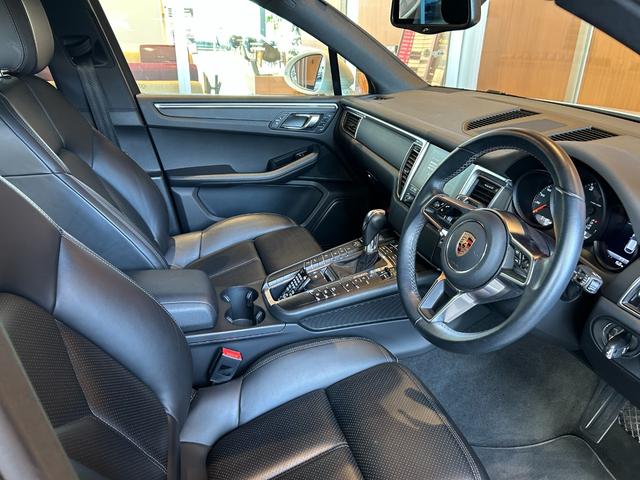 マカン マカン　ＰＡＳＭ　ＬＫＡ　純正ナビ　ＴＶ　バック／サイドカメラ　黒革　１４ＷＡＹパワーシート　シートヒーター　パワーバックドア　１８インチＡＷ　センターカラークレスト　キセノンライト　オートエアコン　ＥＴＣ（6枚目）