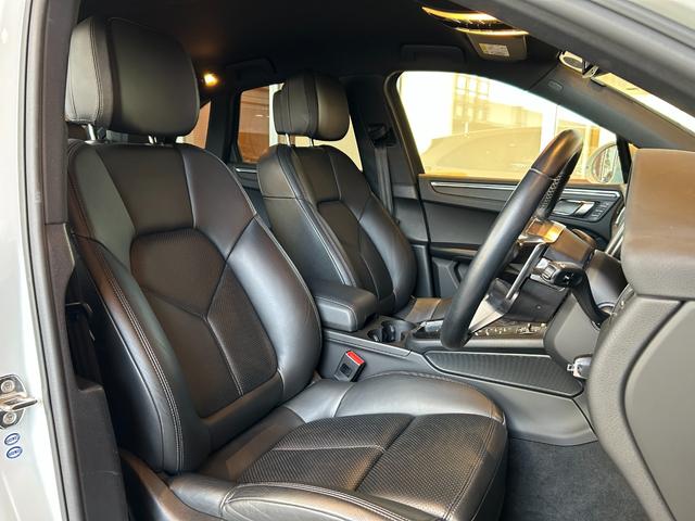 マカン マカン　ＰＡＳＭ　ＬＫＡ　純正ナビ　ＴＶ　バック／サイドカメラ　黒革　１４ＷＡＹパワーシート　シートヒーター　パワーバックドア　１８インチＡＷ　センターカラークレスト　キセノンライト　オートエアコン　ＥＴＣ（7枚目）