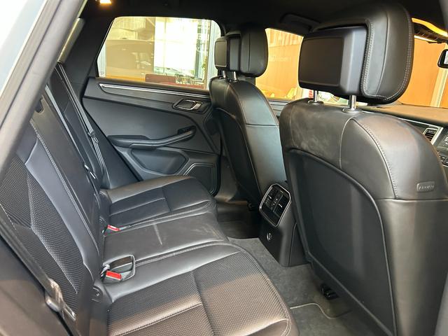 マカン マカン　ＰＡＳＭ　ＬＫＡ　純正ナビ　ＴＶ　バック／サイドカメラ　黒革　１４ＷＡＹパワーシート　シートヒーター　パワーバックドア　１８インチＡＷ　センターカラークレスト　キセノンライト　オートエアコン　ＥＴＣ（8枚目）