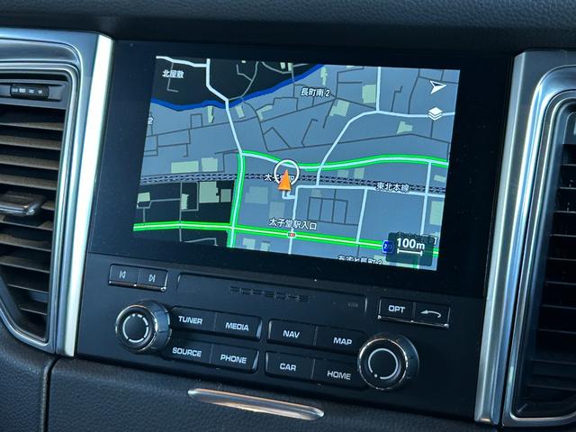 マカン マカン　ＰＡＳＭ　ＬＫＡ　純正ナビ　ＴＶ　バック／サイドカメラ　黒革　１４ＷＡＹパワーシート　シートヒーター　パワーバックドア　１８インチＡＷ　センターカラークレスト　キセノンライト　オートエアコン　ＥＴＣ（10枚目）