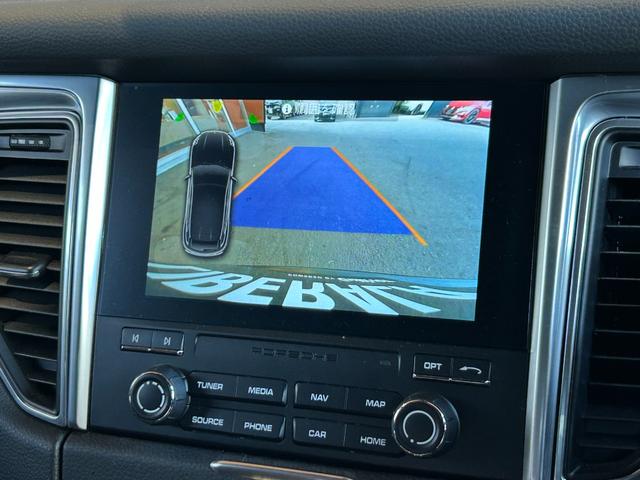 マカン マカン　ＰＡＳＭ　ＬＫＡ　純正ナビ　ＴＶ　バック／サイドカメラ　黒革　１４ＷＡＹパワーシート　シートヒーター　パワーバックドア　１８インチＡＷ　センターカラークレスト　キセノンライト　オートエアコン　ＥＴＣ（11枚目）