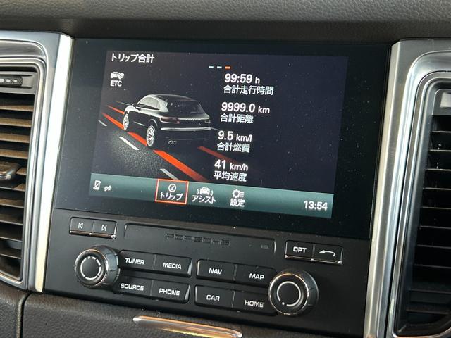 マカン マカン　ＰＡＳＭ　ＬＫＡ　純正ナビ　ＴＶ　バック／サイドカメラ　黒革　１４ＷＡＹパワーシート　シートヒーター　パワーバックドア　１８インチＡＷ　センターカラークレスト　キセノンライト　オートエアコン　ＥＴＣ（17枚目）