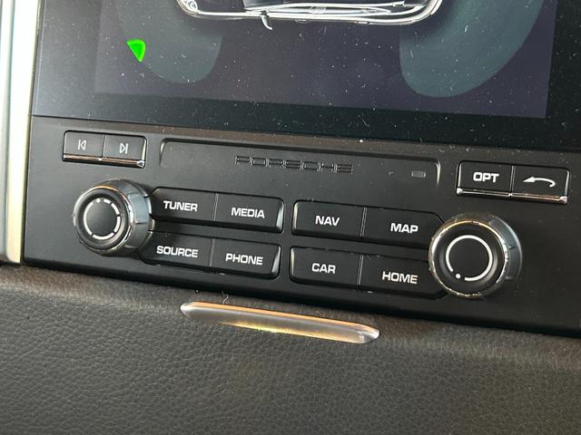 マカン マカン　ＰＡＳＭ　ＬＫＡ　純正ナビ　ＴＶ　バック／サイドカメラ　黒革　１４ＷＡＹパワーシート　シートヒーター　パワーバックドア　１８インチＡＷ　センターカラークレスト　キセノンライト　オートエアコン　ＥＴＣ（18枚目）