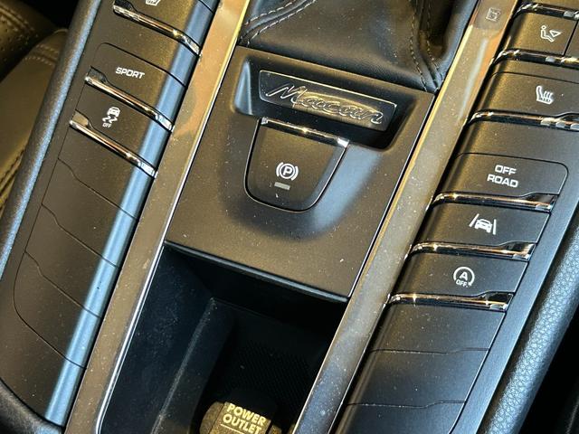 マカン マカン　ＰＡＳＭ　ＬＫＡ　純正ナビ　ＴＶ　バック／サイドカメラ　黒革　１４ＷＡＹパワーシート　シートヒーター　パワーバックドア　１８インチＡＷ　センターカラークレスト　キセノンライト　オートエアコン　ＥＴＣ（23枚目）