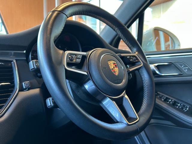 マカン マカン　ＰＡＳＭ　ＬＫＡ　純正ナビ　ＴＶ　バック／サイドカメラ　黒革　１４ＷＡＹパワーシート　シートヒーター　パワーバックドア　１８インチＡＷ　センターカラークレスト　キセノンライト　オートエアコン　ＥＴＣ（27枚目）