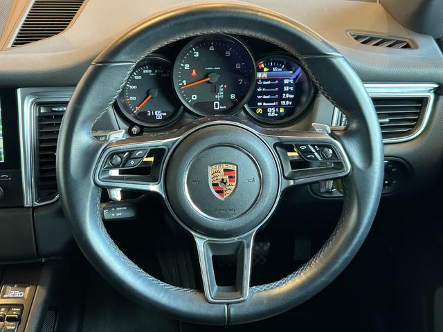 マカン マカン　ＰＡＳＭ　ＬＫＡ　純正ナビ　ＴＶ　バック／サイドカメラ　黒革　１４ＷＡＹパワーシート　シートヒーター　パワーバックドア　１８インチＡＷ　センターカラークレスト　キセノンライト　オートエアコン　ＥＴＣ（28枚目）