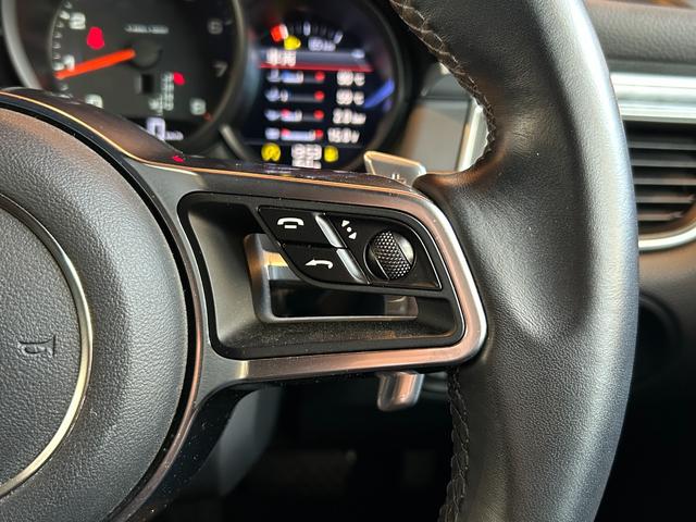 マカン マカン　ＰＡＳＭ　ＬＫＡ　純正ナビ　ＴＶ　バック／サイドカメラ　黒革　１４ＷＡＹパワーシート　シートヒーター　パワーバックドア　１８インチＡＷ　センターカラークレスト　キセノンライト　オートエアコン　ＥＴＣ（30枚目）