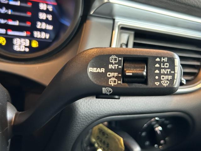 マカン マカン　ＰＡＳＭ　ＬＫＡ　純正ナビ　ＴＶ　バック／サイドカメラ　黒革　１４ＷＡＹパワーシート　シートヒーター　パワーバックドア　１８インチＡＷ　センターカラークレスト　キセノンライト　オートエアコン　ＥＴＣ（32枚目）