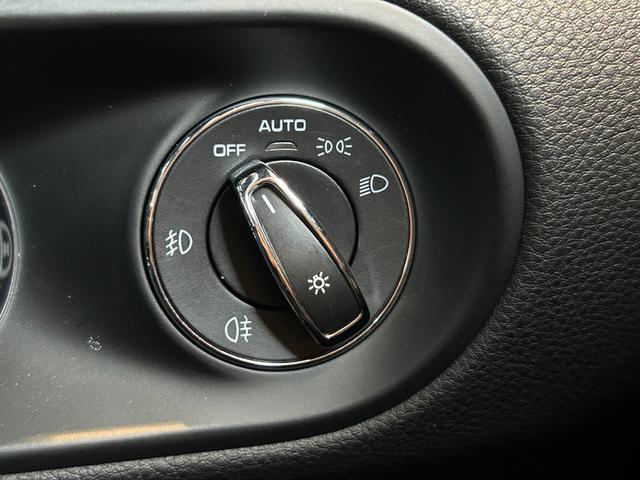 マカン マカン　ＰＡＳＭ　ＬＫＡ　純正ナビ　ＴＶ　バック／サイドカメラ　黒革　１４ＷＡＹパワーシート　シートヒーター　パワーバックドア　１８インチＡＷ　センターカラークレスト　キセノンライト　オートエアコン　ＥＴＣ（35枚目）