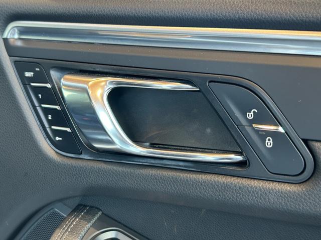 マカン マカン　ＰＡＳＭ　ＬＫＡ　純正ナビ　ＴＶ　バック／サイドカメラ　黒革　１４ＷＡＹパワーシート　シートヒーター　パワーバックドア　１８インチＡＷ　センターカラークレスト　キセノンライト　オートエアコン　ＥＴＣ（36枚目）