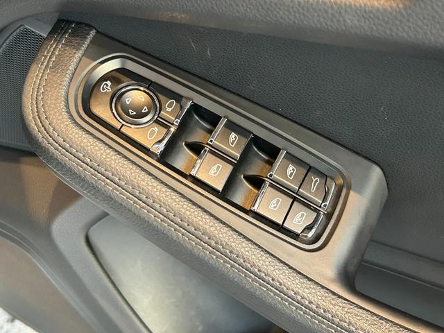 マカン マカン　ＰＡＳＭ　ＬＫＡ　純正ナビ　ＴＶ　バック／サイドカメラ　黒革　１４ＷＡＹパワーシート　シートヒーター　パワーバックドア　１８インチＡＷ　センターカラークレスト　キセノンライト　オートエアコン　ＥＴＣ（37枚目）