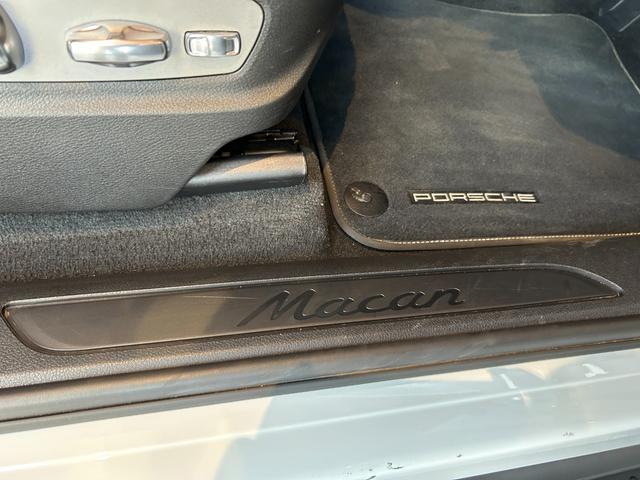 マカン マカン　ＰＡＳＭ　ＬＫＡ　純正ナビ　ＴＶ　バック／サイドカメラ　黒革　１４ＷＡＹパワーシート　シートヒーター　パワーバックドア　１８インチＡＷ　センターカラークレスト　キセノンライト　オートエアコン　ＥＴＣ（39枚目）