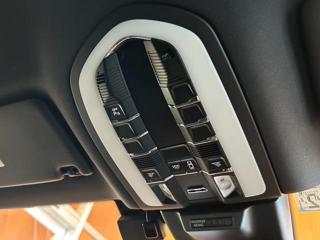 マカン マカン　ＰＡＳＭ　ＬＫＡ　純正ナビ　ＴＶ　バック／サイドカメラ　黒革　１４ＷＡＹパワーシート　シートヒーター　パワーバックドア　１８インチＡＷ　センターカラークレスト　キセノンライト　オートエアコン　ＥＴＣ（40枚目）