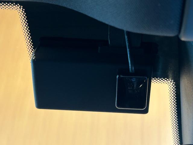 マカン マカン　ＰＡＳＭ　ＬＫＡ　純正ナビ　ＴＶ　バック／サイドカメラ　黒革　１４ＷＡＹパワーシート　シートヒーター　パワーバックドア　１８インチＡＷ　センターカラークレスト　キセノンライト　オートエアコン　ＥＴＣ（42枚目）