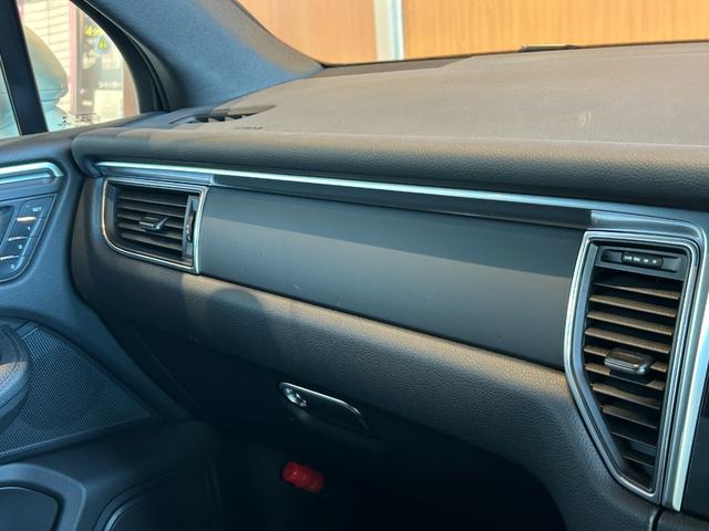 マカン マカン　ＰＡＳＭ　ＬＫＡ　純正ナビ　ＴＶ　バック／サイドカメラ　黒革　１４ＷＡＹパワーシート　シートヒーター　パワーバックドア　１８インチＡＷ　センターカラークレスト　キセノンライト　オートエアコン　ＥＴＣ（43枚目）