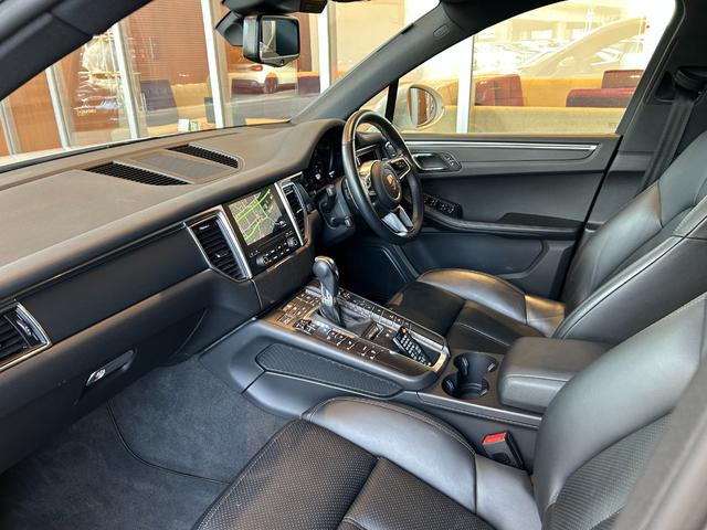 マカン マカン　ＰＡＳＭ　ＬＫＡ　純正ナビ　ＴＶ　バック／サイドカメラ　黒革　１４ＷＡＹパワーシート　シートヒーター　パワーバックドア　１８インチＡＷ　センターカラークレスト　キセノンライト　オートエアコン　ＥＴＣ（49枚目）