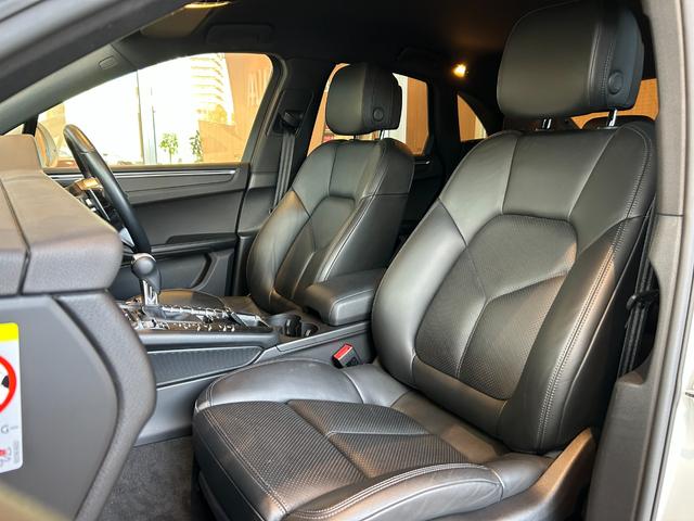 マカン マカン　ＰＡＳＭ　ＬＫＡ　純正ナビ　ＴＶ　バック／サイドカメラ　黒革　１４ＷＡＹパワーシート　シートヒーター　パワーバックドア　１８インチＡＷ　センターカラークレスト　キセノンライト　オートエアコン　ＥＴＣ（50枚目）