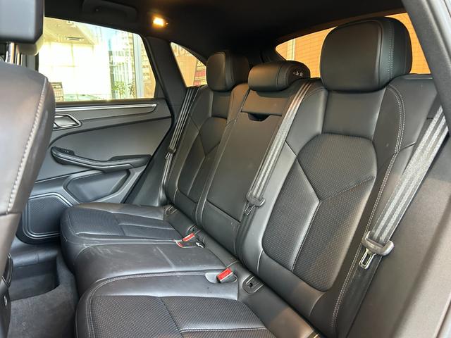 マカン マカン　ＰＡＳＭ　ＬＫＡ　純正ナビ　ＴＶ　バック／サイドカメラ　黒革　１４ＷＡＹパワーシート　シートヒーター　パワーバックドア　１８インチＡＷ　センターカラークレスト　キセノンライト　オートエアコン　ＥＴＣ（52枚目）