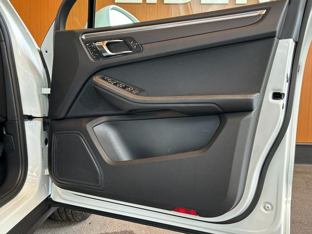 マカン マカン　ＰＡＳＭ　ＬＫＡ　純正ナビ　ＴＶ　バック／サイドカメラ　黒革　１４ＷＡＹパワーシート　シートヒーター　パワーバックドア　１８インチＡＷ　センターカラークレスト　キセノンライト　オートエアコン　ＥＴＣ（53枚目）