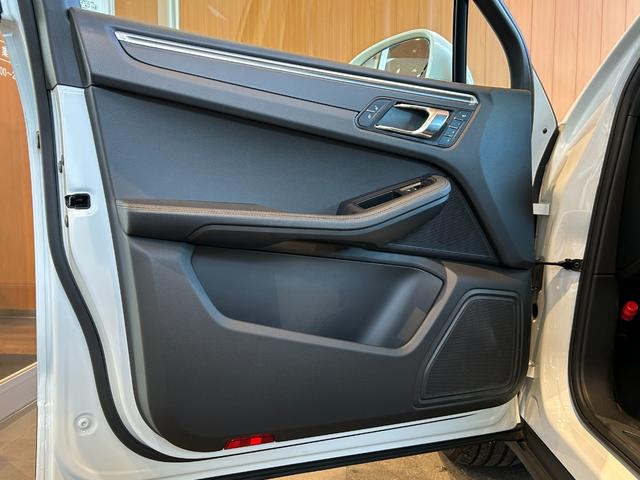 マカン マカン　ＰＡＳＭ　ＬＫＡ　純正ナビ　ＴＶ　バック／サイドカメラ　黒革　１４ＷＡＹパワーシート　シートヒーター　パワーバックドア　１８インチＡＷ　センターカラークレスト　キセノンライト　オートエアコン　ＥＴＣ（54枚目）