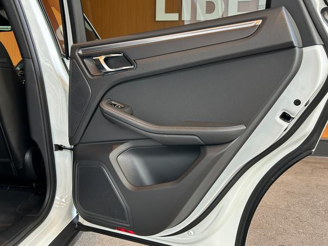 マカン マカン　ＰＡＳＭ　ＬＫＡ　純正ナビ　ＴＶ　バック／サイドカメラ　黒革　１４ＷＡＹパワーシート　シートヒーター　パワーバックドア　１８インチＡＷ　センターカラークレスト　キセノンライト　オートエアコン　ＥＴＣ（55枚目）