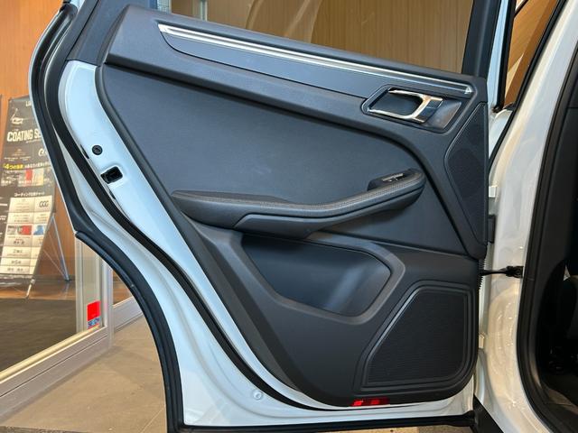 マカン マカン　ＰＡＳＭ　ＬＫＡ　純正ナビ　ＴＶ　バック／サイドカメラ　黒革　１４ＷＡＹパワーシート　シートヒーター　パワーバックドア　１８インチＡＷ　センターカラークレスト　キセノンライト　オートエアコン　ＥＴＣ（56枚目）