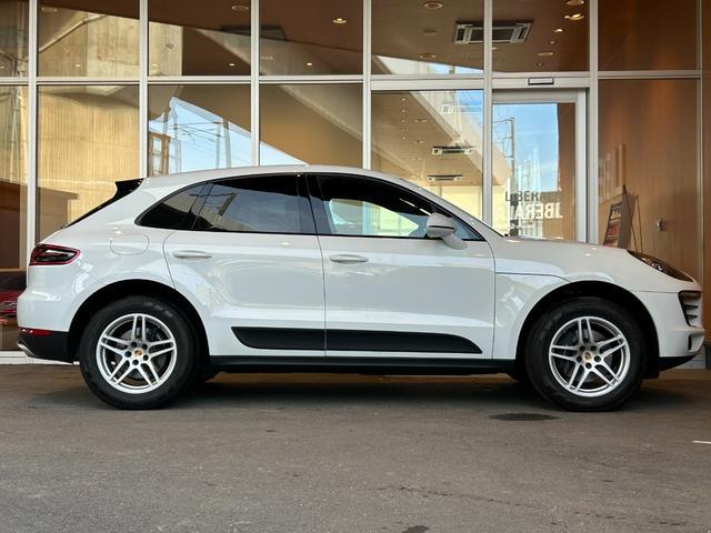 マカン マカン　ＰＡＳＭ　ＬＫＡ　純正ナビ　ＴＶ　バック／サイドカメラ　黒革　１４ＷＡＹパワーシート　シートヒーター　パワーバックドア　１８インチＡＷ　センターカラークレスト　キセノンライト　オートエアコン　ＥＴＣ（64枚目）