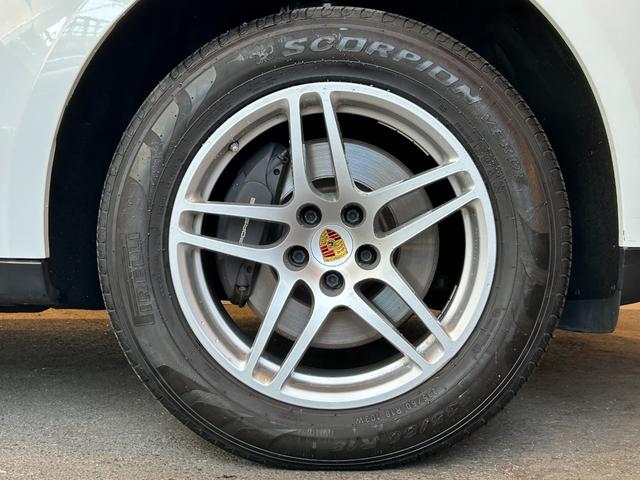 マカン マカン　ＰＡＳＭ　ＬＫＡ　純正ナビ　ＴＶ　バック／サイドカメラ　黒革　１４ＷＡＹパワーシート　シートヒーター　パワーバックドア　１８インチＡＷ　センターカラークレスト　キセノンライト　オートエアコン　ＥＴＣ（72枚目）