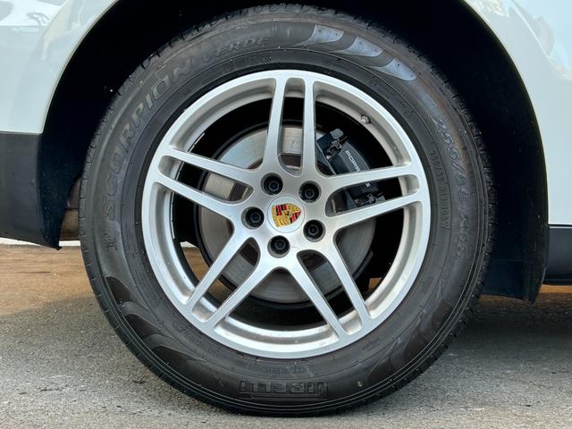 マカン マカン　ＰＡＳＭ　ＬＫＡ　純正ナビ　ＴＶ　バック／サイドカメラ　黒革　１４ＷＡＹパワーシート　シートヒーター　パワーバックドア　１８インチＡＷ　センターカラークレスト　キセノンライト　オートエアコン　ＥＴＣ（73枚目）