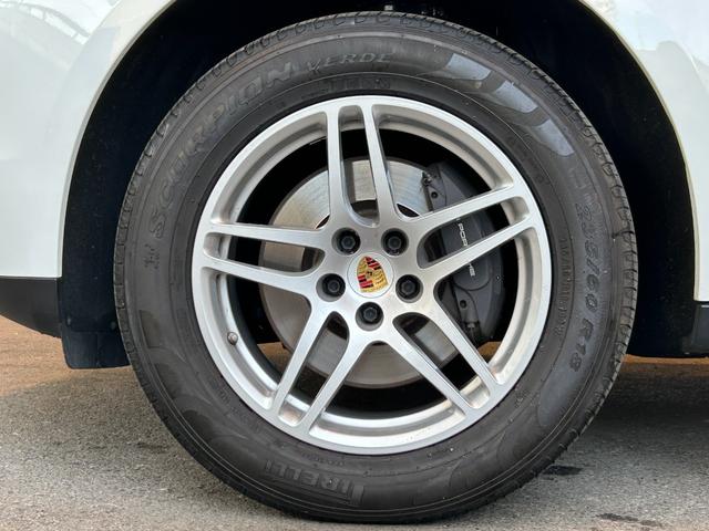 マカン マカン　ＰＡＳＭ　ＬＫＡ　純正ナビ　ＴＶ　バック／サイドカメラ　黒革　１４ＷＡＹパワーシート　シートヒーター　パワーバックドア　１８インチＡＷ　センターカラークレスト　キセノンライト　オートエアコン　ＥＴＣ（74枚目）