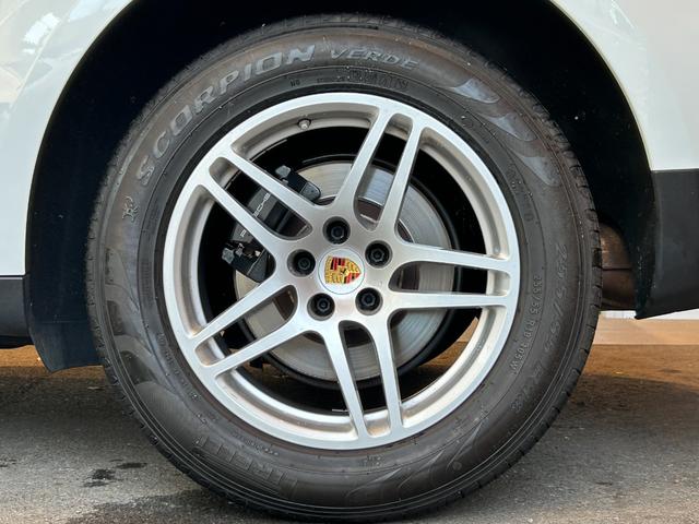 マカン マカン　ＰＡＳＭ　ＬＫＡ　純正ナビ　ＴＶ　バック／サイドカメラ　黒革　１４ＷＡＹパワーシート　シートヒーター　パワーバックドア　１８インチＡＷ　センターカラークレスト　キセノンライト　オートエアコン　ＥＴＣ（75枚目）