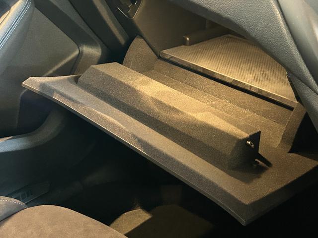 １シリーズ １１８ｄ　Ｍスポーツ　ｉＤｒｉｖｅナビゲーションＰＫＧ　コンフォートＰＫＧ　ＭスポーツプラスＰＫＧ　ＴＶ　ＬＥＤヘッドライト　１８インチＡＷ　Ｍスポーツシート　Ｍスポーツブレーキ　コンフォートアクセス　パワーバックドア（48枚目）