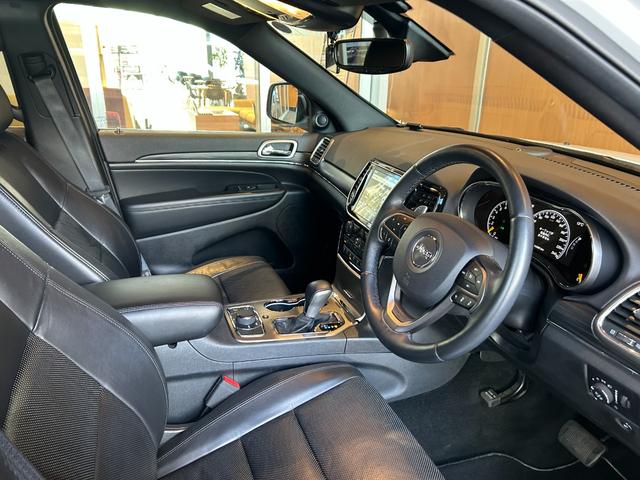 ジープ・グランドチェロキー ＷＫ　１０ｔｈアニバーサリーエディション　ＡＣＣ　ＬＫＡ　ＢＳＭ　純正ナビ　ＴＶ　フロント／サイド／バックカメラ　黒革　エアシート　シートヒーター　パワーシート　ＬＥＤヘッドライト　１８インチＡＷ　スマートキー　パワーバックドア　ワンオーナー（6枚目）