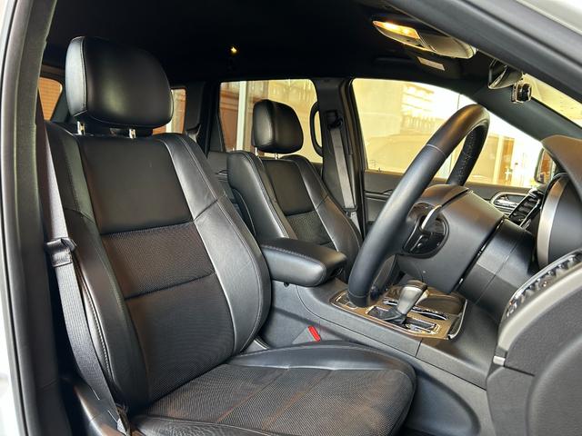 ジープ・グランドチェロキー ＷＫ　１０ｔｈアニバーサリーエディション　ＡＣＣ　ＬＫＡ　ＢＳＭ　純正ナビ　ＴＶ　フロント／サイド／バックカメラ　黒革　エアシート　シートヒーター　パワーシート　ＬＥＤヘッドライト　１８インチＡＷ　スマートキー　パワーバックドア　ワンオーナー（7枚目）