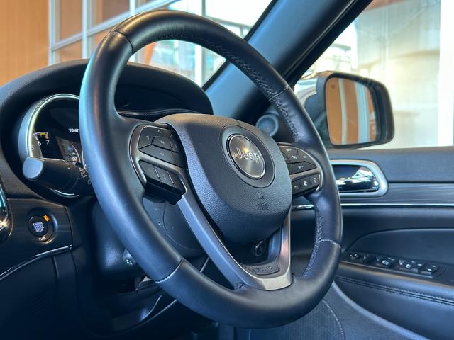 ジープ・グランドチェロキー ＷＫ　１０ｔｈアニバーサリーエディション　ＡＣＣ　ＬＫＡ　ＢＳＭ　純正ナビ　ＴＶ　フロント／サイド／バックカメラ　黒革　エアシート　シートヒーター　パワーシート　ＬＥＤヘッドライト　１８インチＡＷ　スマートキー　パワーバックドア　ワンオーナー（27枚目）