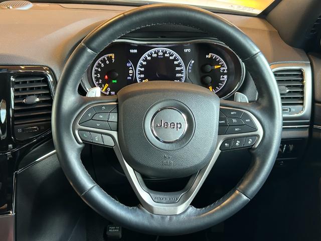 ジープ・グランドチェロキー ＷＫ　１０ｔｈアニバーサリーエディション　ＡＣＣ　ＬＫＡ　ＢＳＭ　純正ナビ　ＴＶ　フロント／サイド／バックカメラ　黒革　エアシート　シートヒーター　パワーシート　ＬＥＤヘッドライト　１８インチＡＷ　スマートキー　パワーバックドア　ワンオーナー（28枚目）