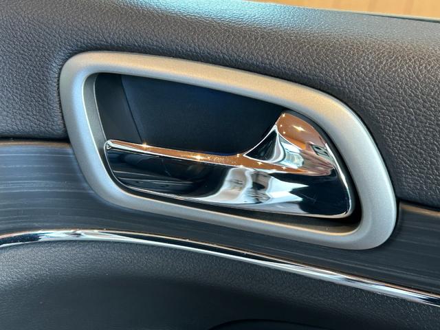 ジープ・グランドチェロキー ＷＫ　１０ｔｈアニバーサリーエディション　ＡＣＣ　ＬＫＡ　ＢＳＭ　純正ナビ　ＴＶ　フロント／サイド／バックカメラ　黒革　エアシート　シートヒーター　パワーシート　ＬＥＤヘッドライト　１８インチＡＷ　スマートキー　パワーバックドア　ワンオーナー（34枚目）