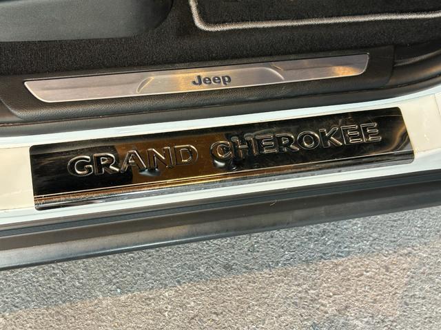 ジープ・グランドチェロキー ＷＫ　１０ｔｈアニバーサリーエディション　ＡＣＣ　ＬＫＡ　ＢＳＭ　純正ナビ　ＴＶ　フロント／サイド／バックカメラ　黒革　エアシート　シートヒーター　パワーシート　ＬＥＤヘッドライト　１８インチＡＷ　スマートキー　パワーバックドア　ワンオーナー（37枚目）